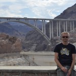 The Mike O'Callaghan–Pat Tillman Memorial Bridge leder trafikken over Colorado river mellem Arizona og Nevada