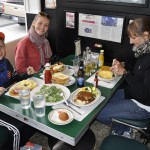 Aftensmad på Mels Diner. Bemærk at farmand får Meatloaf med sovs og kartoffelmos :-)